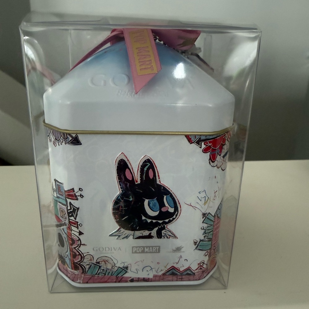 Diva x Labubu Collectible Tin with Multicolor Design